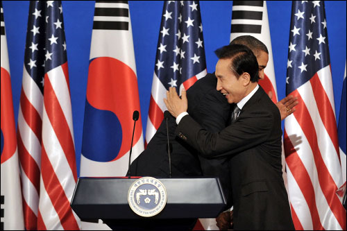지난 19일 청와대에서 공동 기자회견을 마친 이명박 대통령과 버락 오바마 미국 대통령이 포옹하고 있다. 