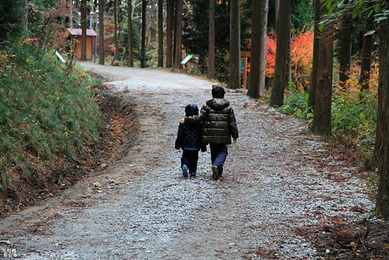 어린 동생과 사이좋게 걷는 형의 모습이 인상적이다.