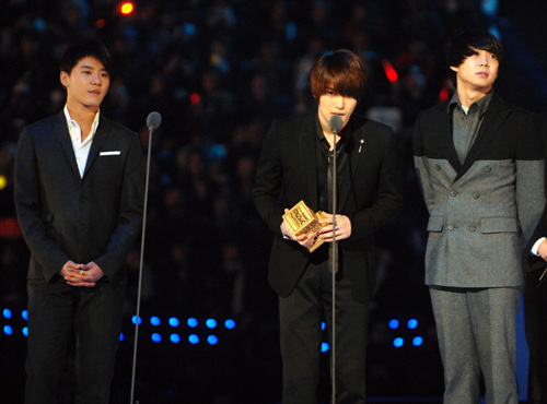 시아준수, 영웅재중, 믹키유천 등 동방신기 세 멤버가 ‘2009 엠넷 아시안 뮤직 어워즈’에서 베스트아시안스타상을 수상하고 소감을 밝히고 있다.