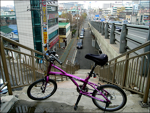 자전거 이용활성화를 외치는 인천시, 낡은 육교에 그 흔한 자전거 이동로 조차 만들지 않는다.