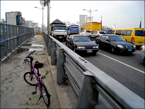 하지만 자전거가 고가도로를 이용하기란 쉽지 않다.
