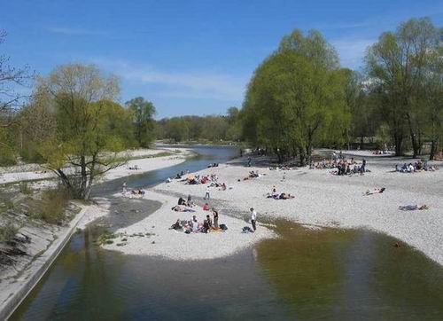 수로가 여울과 모래섬으로 회복되자 많은 시민들이 강을 즐기고 있습니다. (독일 임혜지 박사님이 사진을 제공해주셨습니다) 