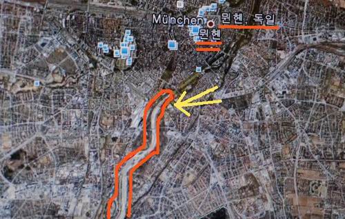 구글어스에서 뮌헨을 찾아 빨간색으로 표시한 부분을 확대하면 수로에서 자연하천으로 복원한 현장을 볼 수 있습니다. 여울과 모래섬으로 되살아난 현장과 그곳을 즐기는 시민들의 현장 사진이 잘 나와 있습니다.  