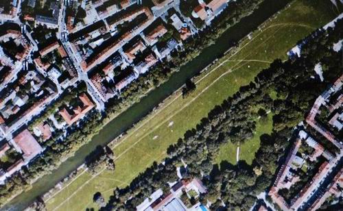 독일은 이미 오래전에 모든 강을 수로로 만들었습니다. 그러나 이제 잘못을 깨닫고 자연형 하천으로 복원하고 있습니다. 수로 곁 잔디밭에는 사람이 전혀 없습니다. 