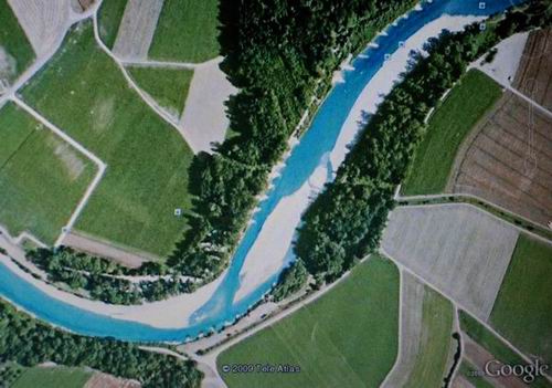 구글에서 직접 확인할 수 있는 스위스 투어강 살리기 현장. 수로에 불과했던 투어강에 모래섬과 여울이 되살아났습니다. 