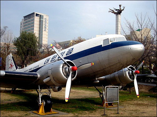 전 세계 하늘을 누비고 다녔던 DC-3 여객기
