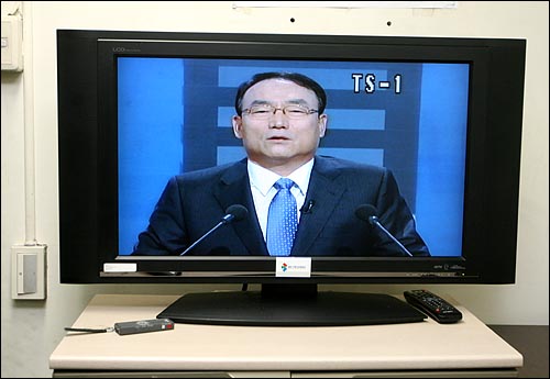 김인규 KBS사장이 지난 11월24일 오후 노조, 사원행동 등 직원들의 취임 저지 시위를 막기위해 봉쇄된 여의도 KBS공개홀에서 취임사를 하는 장면이 사내TV를 통해 중계되고 있다.