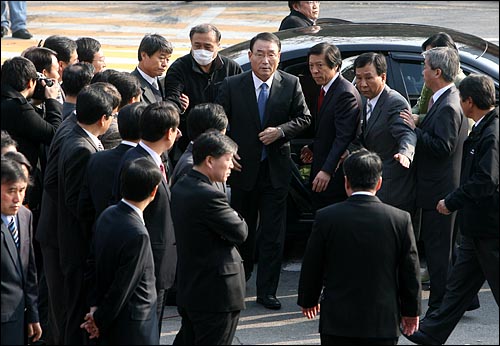 김인규 KBS사장이 2009년 11월 24일 오후 취임식이 열리는 여의도 KBS본관에 도착하는 가운데 양복차림을 한 수십명의 간부들이 도열해 있다.