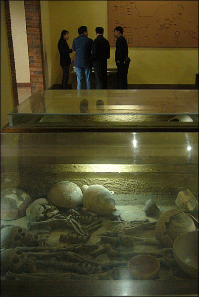 유적지 북쪽에서 발굴된 집단 합장묘에서는 다양한 부장품도 발굴됐다.
