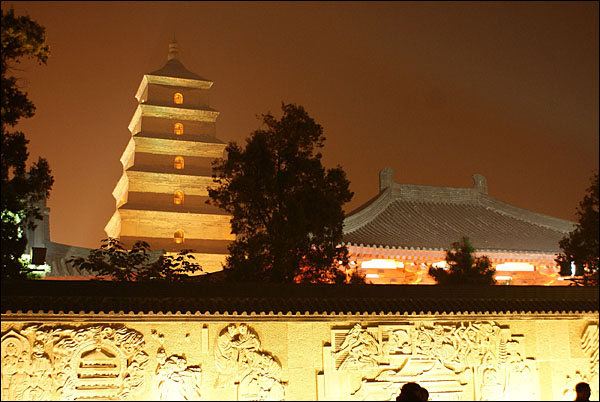 다옌타는 밤이 더욱 아름답다. 다양한 조경을 받아 화려함이 빛난다.