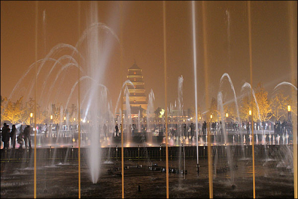매일 밤 다옌타 북부 광장에서는 세계 최대 분수쇼가 벌어진다.