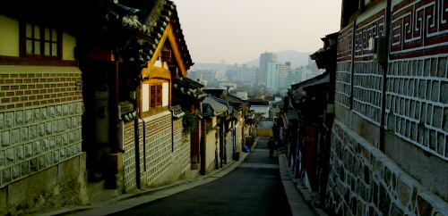 가회동 31번 한옥촌. 서울 도심에 위치한 "북촌 한옥마을"은 시간과 공간을 초월하여 여행을 할 수 있는 매력적인 곳이다.