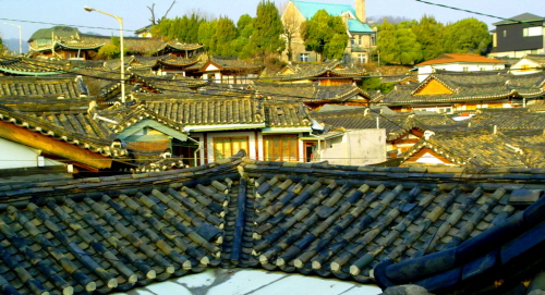 19세기 옛 조선시대의 정취가 그대로 남아있는 북촌은 중국 윈난성의 "리장고성"이나 프라하의 "황금소로"처럼 매력있는 곳이다.