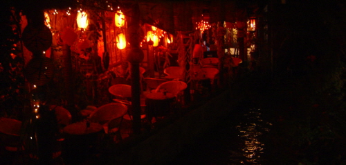 도심으로 시냇물이 흐르고, 청사초롱을 밝힌 카페와 기념품점이 늘어서 있다, 밤이면 관광객들이 문전 성시를 이룬다. 