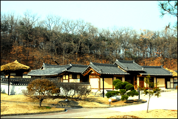 명성황후 생가 여주군 여주읍 능현리에 소재하고 있다. 년 간 많은 사람들이 생가를 방문한다 