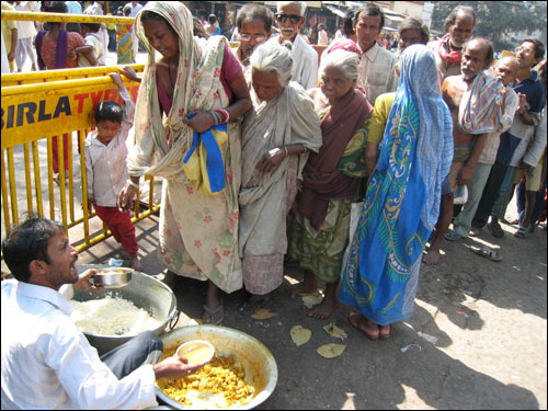하리잔(불가촉천민들)과 낮은 계급의 사람들에게 대중공양을 해 죄를 씻으려는 부자들이 점심식사를 나눠주고 있다.
