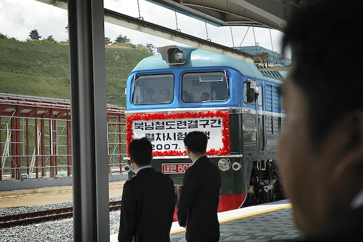 2007년 5월 17일 오전 강원도 제진역에서 열린 동해선 연결행사에 북조선 '내연602'호가 역으로 들어서고 있다.