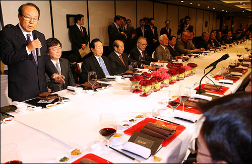 김영삼 전 대통령의 초청으로 26일 저녁 여의도 63빌딩에서 가진 동교동계와 상도동계의 '화합만찬'에서 박관용 전 국회의장이 건배사를 하고 있다.