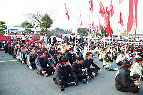 전국금속노동조합 발레오공조코리아지회 조합원들은 26일 오후 창원공단 내 대림자동차 앞에서 열린 노동자대회에 참석했다.