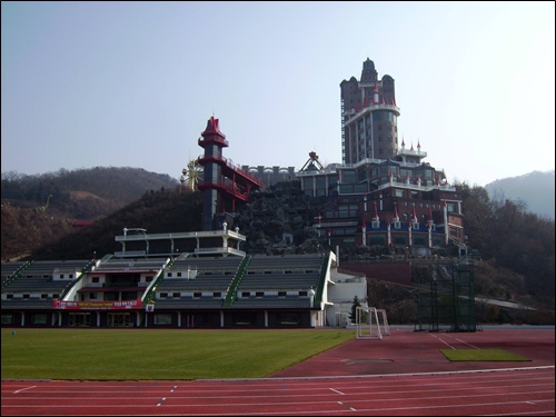  산골짜기를 까뭉개고 축구장까지 갖춘 어느 종교단체의 시설물