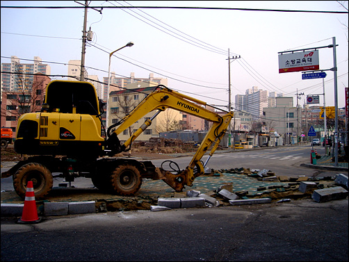 만든지 한두달도 안되어 보도블록과 경계석을 뜯어냈다.
