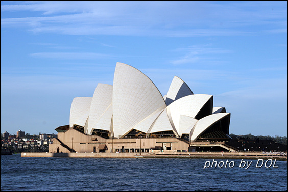 호주의 상징이 된 시드니의 오페라 하우스는 1958년 착공해서 1973년까지 무려 14년의 기간을 투자해 완공했다.   덴마크 건축가 요른 우츤이 설계한 이 건물은  하늘과 땅 어디에서 보아도 완만한 곡선이 유지되는 오렌지 조각, 혹은 조개나 범선의 돛 모양처럼 보인다.