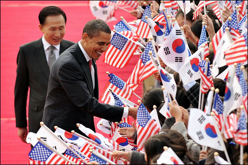 11월 19일 청와대에서 열린 공식환영식에서 이명박 대통령과 버락 오바마 미국 대통령이 태극기와 성조기를 흔들며 환영하는 어린이들과 인사하고 있다.
