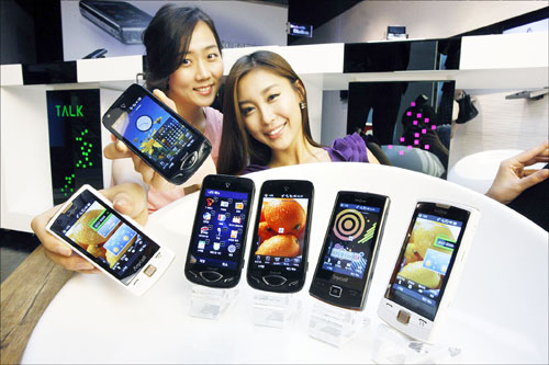 삼성전자는 27일 T옴니아2를 비롯해 올 하반기 국내 시장에 출시되는 '옴니아 패밀리'의 스마트폰 신제품 5종을 전격 공개하는 등 본격적인 마케팅에 나섰다.
