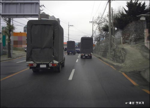  이상한 생각이 들어 따라가 보기로 했다. 교차로에서 흩어진 차량중 두 대를 쫓아갔다.