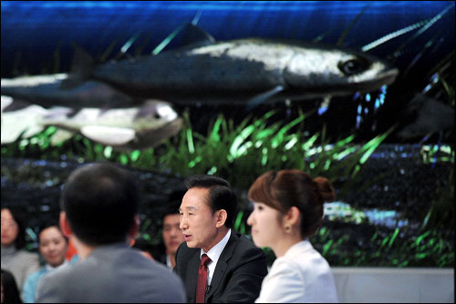 지난 2009년 11월 27일 당시 이명박 대통령이 서울 여의도 MBC에서 열린 '특별생방송 대통령과의 대화'에 출연한 모습. 이 대통령이 사전에 준비한 영상 자료에 '수질조사용 물고기 로봇'이 보인다.