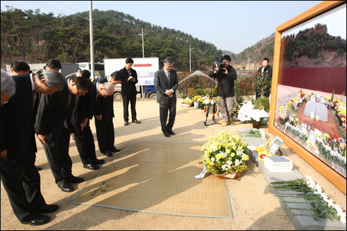 친일반민족행위진상규명위원회는 지난 해 11월 28일 봉하마을을 찾아 고 노무현 대통령 묘역에 친일보고서를 헌정했다.
