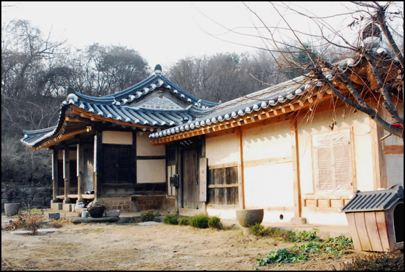 대문과 사랑채 사랑채는 대문보다 앞으로 돌출이 되어있다. 