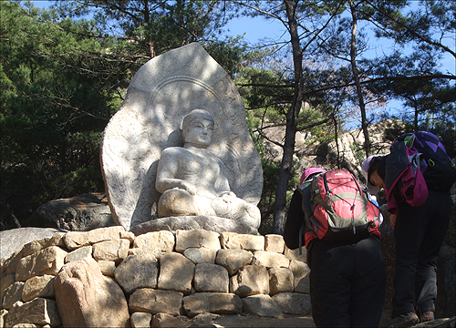 삼릉계석불좌상(보물 제666호, 경북 경주시 배동) 　