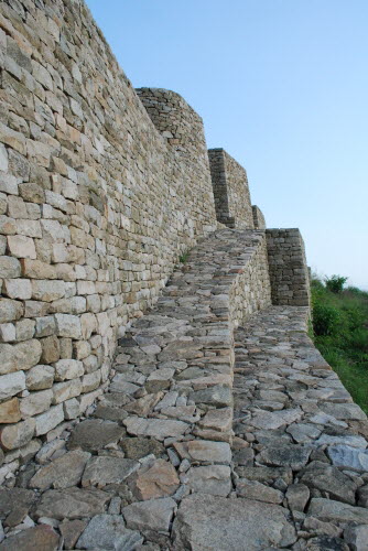 층단형식으로 쌓아올린 성벽이 특이해 보인다. 마치 페루의 마추픽추를 보는 것처럼 견고하고 섬세하게 쌓아올렸다