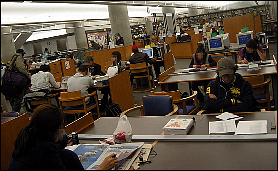 다운타운의 시립 도서관에서 공부하는 한인학생들.