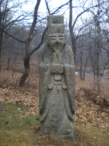 월산대군 종친 묘역에 있는 문인석상의 얼굴에 특이하게도 수염이 조각되어 있다.