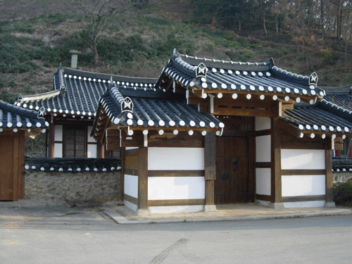 상모 행복마을의 전통한옥.