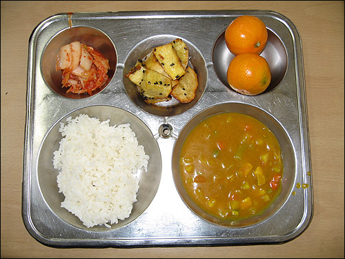 우리 아이가 다니는 학교의 경우, 한 끼 식대는 1870원으로 매월 18회에서 22회 정도의 식사를 하게 되므로 3만4000원에서 4만1000원 정도의 금액을 내게 된다. 사진은 서울의 한 초등학교의 급식 식판. 