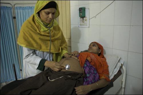 방글라데시의 클리닉. 산모와 태아의 건강상태를 검진하고 있다. 