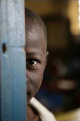 에이즈로 인해 부모를 잃은 아이들이 전세계적으로 1500만명이며, 1200만 이상이 사하라 이남 아프리카에 살고 있다.
