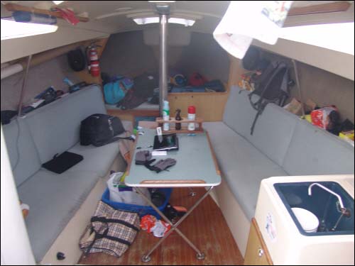 여수-제주간 450km를 항해한 프론티어호의 내부 침실 모습
