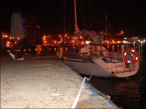 20일 새벽, 9시간의 항해끝에 거문도 고도방파제에 정박한 프론티어호의 모습