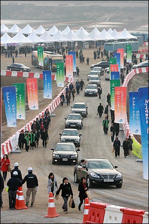 기공식이 끝난 뒤  수자원공사가 제공한 기념품을 손에 든 참가자들과 수십대의 차량들이 행사장을 떠나고 있다.