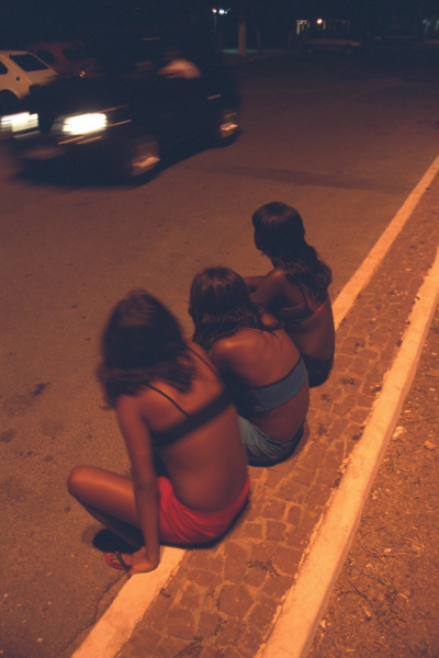13세, 15세의 소녀들이 매춘을 하기 위해 늦은 밤에 거리에 나와 앉아있다. 이들은 빈곤과 차별, 에이즈의 위험에 노출되어 있다. 