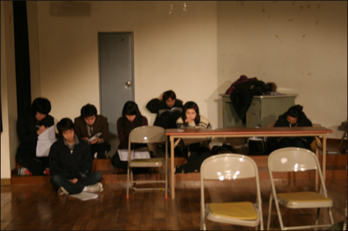 공연을 앞둔 까망꼬망 극예술연구회 젊은이들, 긴장된 모습이다.