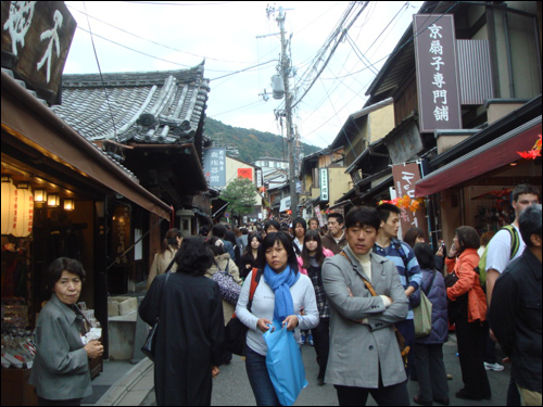  기오미즈데라 입구에 있는 몬제마치(門前町), 절 앞에는 절에 가는 사람을 상대로 장사하는 가게가 늘어서 있습니다.