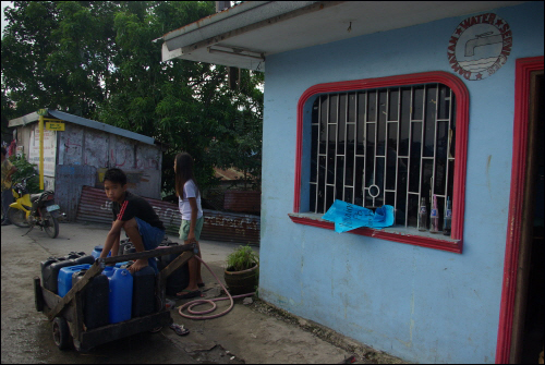 다마얀 주민조직 사무실 앞 공동수도, 아이들은 한 통에 2페소(약 55원)짜리 물을 받기 위해 아침부터 이 곳을 찾았다.