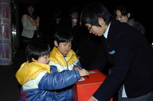 꼬마들도 함께한 나눔의 대열 음악회에는 1,500여명의 관객이 참석해 성황을 보였다. 공연을 관람한 꼬마들이 모금함에 성금을 넣고 있다.