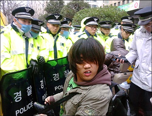 경찰에 길이막혀 항의하는 장애인의 모습.   