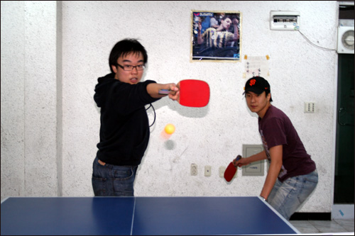  탁구 초보 수하(왼쪽)와 재영(오른쪽)와 자존심을 건 2대1 경기